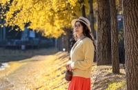 가을을 즐기는 여인